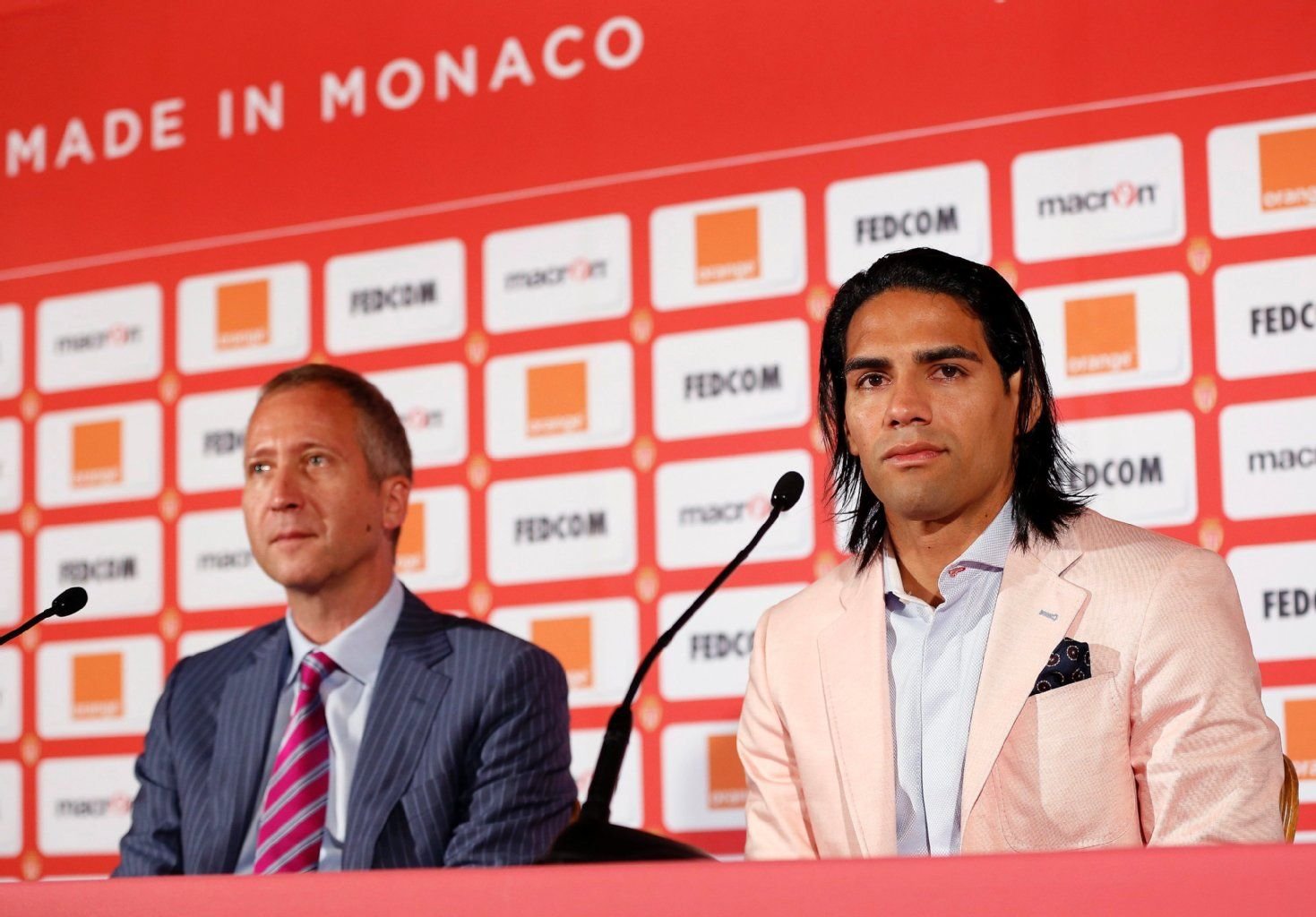 Radamel Falcao (r) and AS Monacos Sportdirektor Vadim Vasilyev (L) bei einer Pressekonferenz