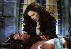 Die hübsche Anna Valerious (Kate Beckinsale) beugt sich in dem neuen Kinofilm "Van Helsing" über den Vampirjäger Dr. Abraham van Helsing (Hugh Jackman, undatiertes Foto). Dieser reist Ende des 19. Jahrhunderts in einer gefährlichen Mission nach Osteuropa. Gemeinsam mit Anna soll der unerschrockene Wissenschaftler der grauenvollen Herrschaft von Graf Dracula ein Ende bereiten. Der Graf terrorisiert seit vier Jahrhunderten die Bewohner seines Einflussbereichs und verfolgt nun einen Plan, um die Weltherrschaft anzutreten. (Foto: dpa)