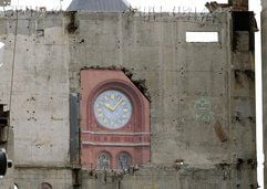 Durch eine Betonplatte des im Rückbau befindlichen Palastes des Republik reicht der Blick auf die Uhr des Roten Rathauses als der letzte 120 Tonnen schwere Stahlträger am 15.07.2008 demontiert wird. (Foto: dpa)