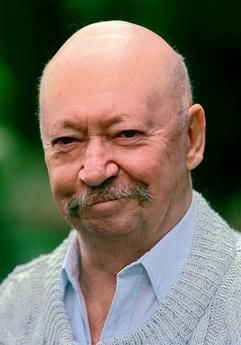 Der Schriftsteller Günter Kunert, aufgenommen am 23.2.1999 in seinem Heimatort Kaisborstel im Kreis Steinburg (Archivfoto). Kunert ist am Donnerstag (30.06.2005) mit schweren Verletzungen in ein Krankenhaus gebracht worden. Bei einem Verkehrsunfall nahe Itzehoe (Schleswig-Holstein) habe der Autor die Kontrolle über sein Fahrzeug verloren und sei über eine Verkehrsinsel gerast. (Foto: dpa)
