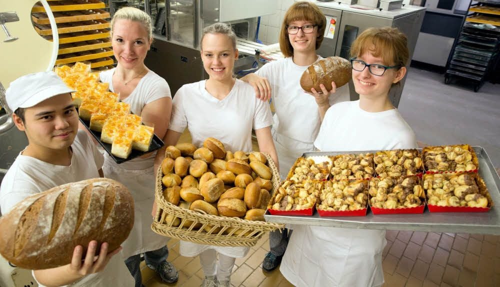 Dieses Quintett absolviert derzeit in der Bäckerei Käpernick in Annaburg eine Lehre zum Bäcker oder Konditor: Bui Le Doung, Sandra Schulze, Eva-Marie Nopper sowie Sophia und Lydia Hummitzsch (von links nach rechts).