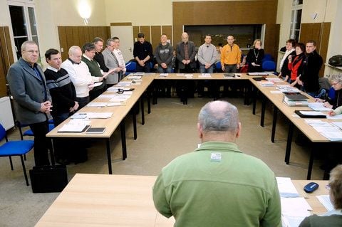 Gerd Peter Bartosch (vorn) verpflichtet die Gemeinderäte, die sich dafür von ihren Plätzen erhoben haben. (FOTO: HEIKO REBSCH)