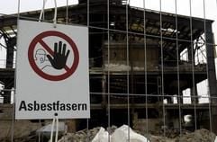 Ein Warnschild vor Asbestfasern hängt am 9. September 2003 in Hettstedt an einem Bauzaun vor der alten Zinkhütte. (Foto: ddp)
