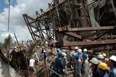 Rettungskräfte suchen nach Vermissten, nachdem eine Brücke in Can Tho in der Nähe des Mekong Deltas (Vietnam) eingestürzt ist. Bisher wurden 52 Tote geborgen und duzente Menschen werden vermisst. (Foto: dpa)
