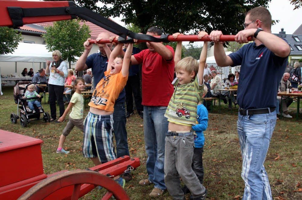Und eins - und zwei: Löschen wie anno dunnemals mit der Handdruckspritze kommt einen Fitnesstraining gleich. Und die Jüngsten machen in Grabo kräftig mit und haben viel Spaß an dieser „Feuerwehrausbildung“.
