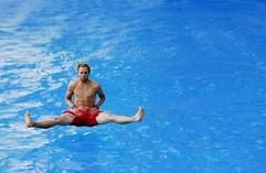 Der Gewinner der Weltmeisterschaften im Splashdiving, der Weltmeister von 2004, Christian «Elvis» Guth aus Bayreuth, der auch Nationaltrainer ist, fliegt am Sonntag (13.08.2006) im Freibad Dillingen in das Wasserbecken. (Foto: dpa)