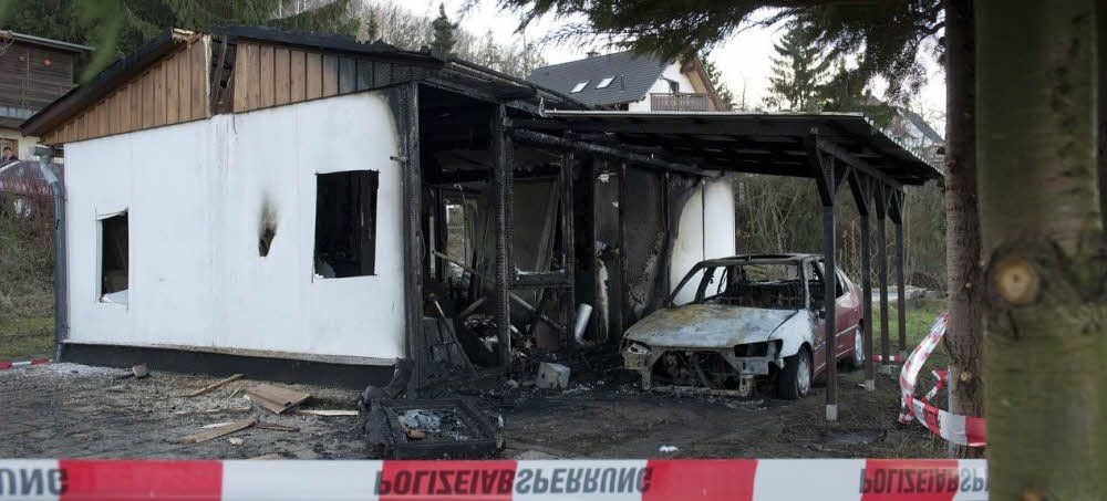 Bungalow und Auto sind durch die Flammen zerstört worden.