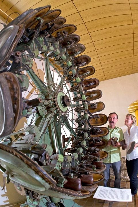Im Schuhmuseum im Schloss Weißenfels betrachten der Museumsleiter Martin Schmager und Kuratorin Angela Sengewald eine Radklebepresse mit 24 Pressstellen (um 1940). (FOTO: DPA)