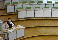 Der Fraktionsvorsitzende der NPD im Sächsischen Landtag, Holger Apfel(l), und der parlamentarische Geschäftsführer der NPD-Fraktion, sitzen am Dienstag (19.10.2004) in Dresden zur konstituierenden Sitzung vor den leeren Regierungssitzen. (Foto: dpa)