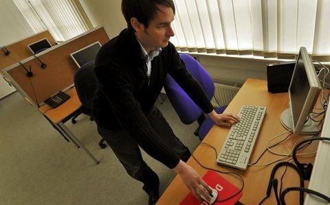 Der Geschäftsführer der Flash Telemarketing GmbH, Mario Boy, testet einen der neuen Call-Center-Arbeitsplätze. (FOTO: FRANK GEHRMANN)