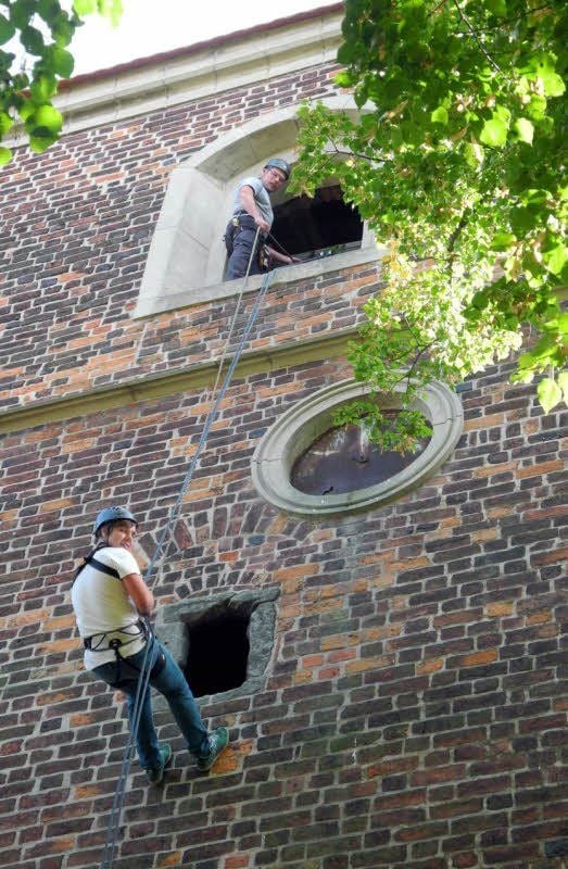 Mut und Vertrauen braucht diese Aktion: Martin Schubert lässt sich vom Klödener Kirchturm abseilen. Er weiß, dass ihn die Profis gut abgesichert haben.