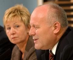 Der sächsische Ministerpräsident Georg Milbradt (r, CDU) stellt am Mittwoch (25.06.2003) in Dresden auf einer Pressekonferenz die künftige Sozialministerin des Freistaates, Helma Orosz (l, CDU), vor. (Foto: dpa)