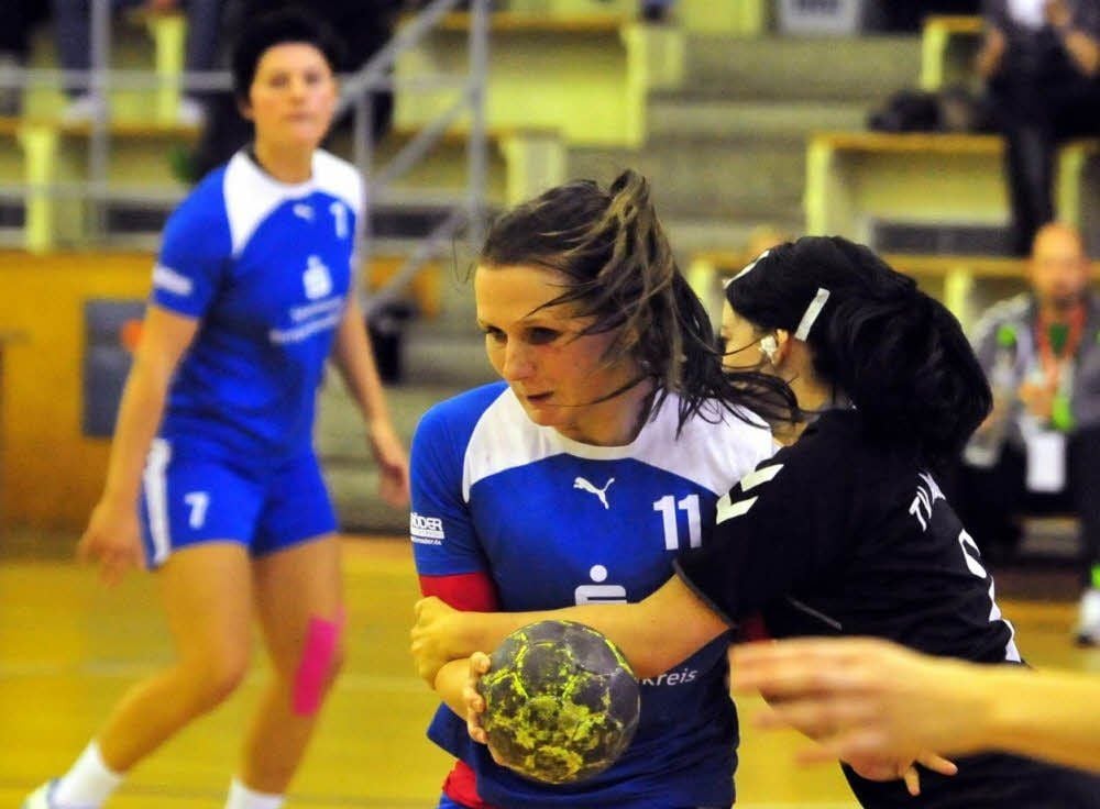 Die Damen der SG Weißenfels/Großgrimma (in Blau) kassierten gegen Spitzenreiter TV Bernburg in der Sachsen-Anhalt-Liga eine hohe Heimniederlage.