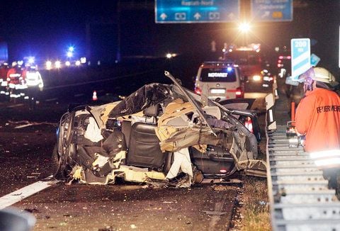 Bei einem schweren Unfall auf der Autobahn 5 zwischen Baden-Baden und Rastatt (Baden-Württemberg) starben am Montag vier Menschen. (FOTO: DPA)