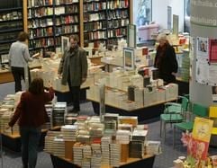 Bei der Suche nach dem richtigen Buch helfen: Buchhändler müssen nicht nur selbst gerne lesen, sondern ihren Kunden auch beraten können. (Foto: dpa)