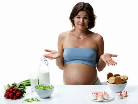 Was ist gut fürs Baby? Viele Schwangere sind verunsichert. (FOTO: DPA)