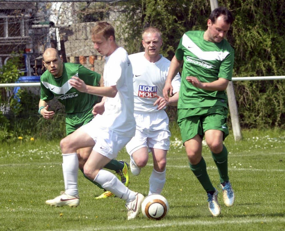 Tobias Voigt und Tobias Mund (2. und 3. von links) gewinnen mit der SG Neuborna das Kellerduell gegen den TSV Neundorf mit Fabian Vandrey (links) und Ronny Ganschow deutlich mit 4:1.