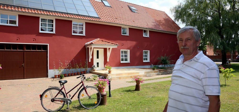 Dietmar Wartenburger vor dem neu gestalteten Bereich (ehemalige Stallung) seiner Pension „Auf der Tenne“ in Klöden