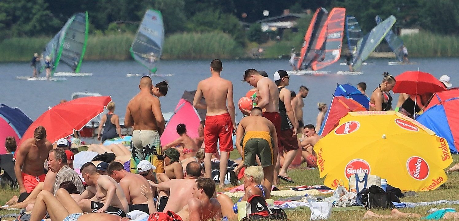 Voller Strand: Badegäste und Wassersportler erholen sich am Barleber See in Magdeburg.