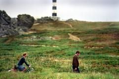 Sandrine Bonnaire als Mabe und Gregori Derangere als Antoine sind in dieser Szene aus «Die Frau des Leuchtturmwärters», der am 16.06.2005 in den deutschen Kinos anläuft auf einem Spaziergang in der Bretagne unterwegs (undatierte Filmszene). Camille reist in die Bretagne, um ihr Elternhaus zu verkaufen, das Haus, in dem sie ihre Kindheit verbracht hat. Durch Zufall erfährt sie, dass ihre Mutter Mabe (Sandrine Bonnaire) vor 40 Jahren eine Affäre mit Antoine (Gregori Derangere) hatte, einem Kollegen ihres Mannes. (Foto: dpa)