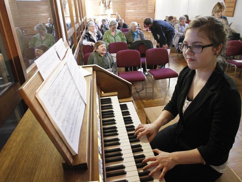 Kantorin Almut Noack spielt die neue Orgel in der Winterkirche.