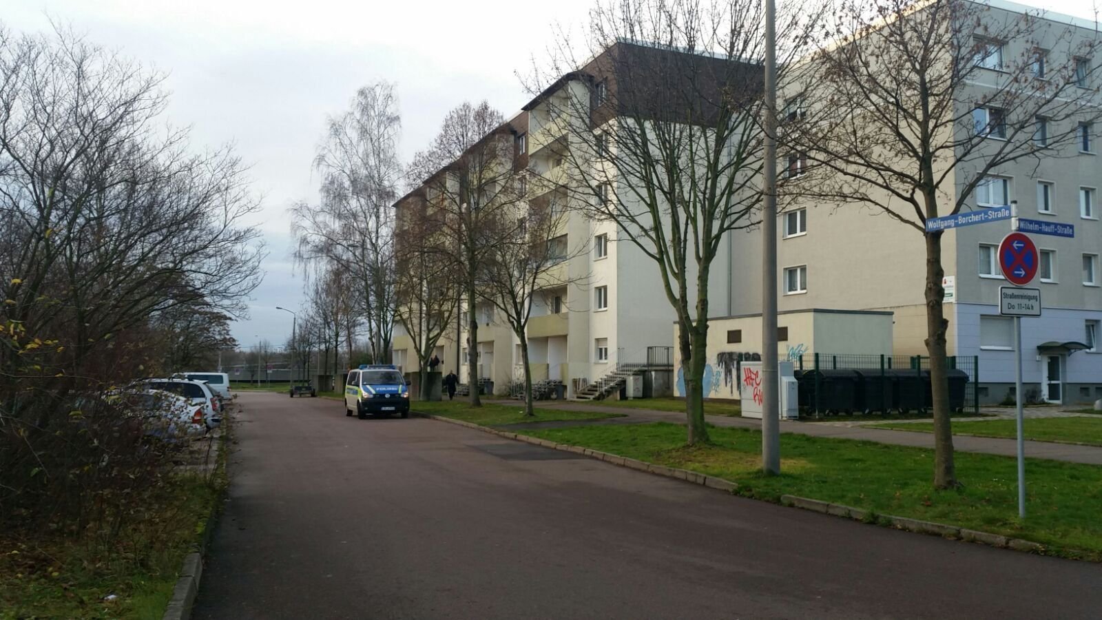 Polizeifahrzeug in der Wolfgang-Borchert-Straße in Halle-Neustadt