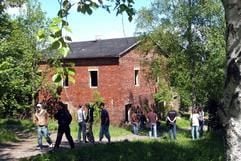 Der Geschwister-Scholl-Weg in Buchholz (Sachsen), aufgenommen am Mittwoch (24.05.2006). In diesem Haus auf einer Industriebrache wurde die getötete Jennifer W. am Dienstagnachmittag (23.05.2006) gefunden. (Foto: dpa)
