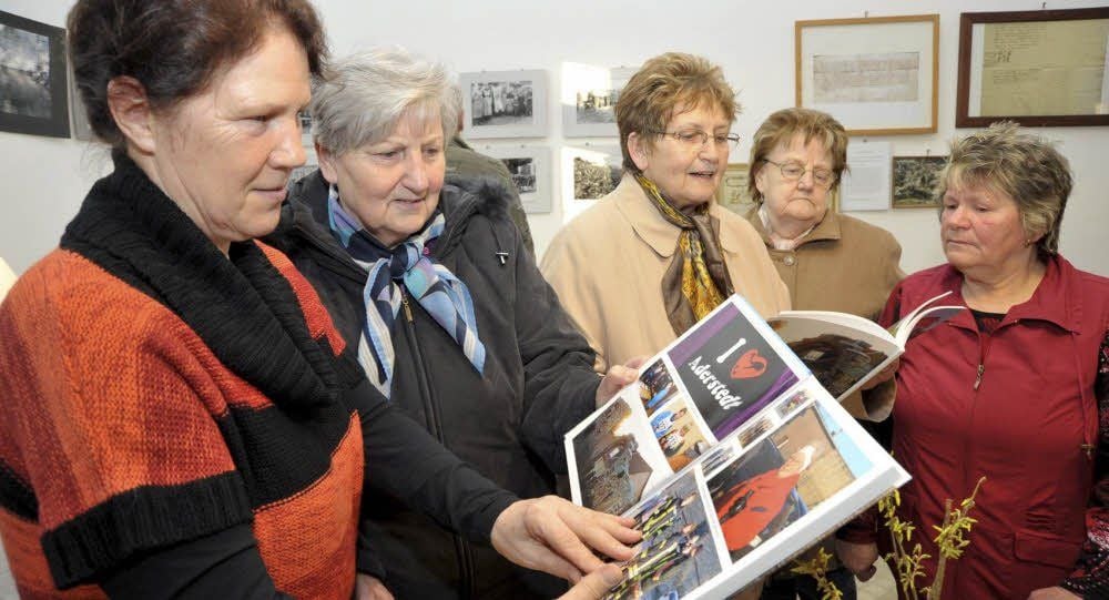 Ilona Müller (von links), Elisabeth Krüger, Annelies Hoffrichter, Erika Stolzenburg und Rosemarie Landgrabe gehörten zu den ersten Neugierigen.
