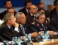 US-Präsident George W. Bush (l.), Außenminister Colin Powell (M.) und der deutsche General Harald Kujat (r.), auf dem Nato-Gipfeltreffen in Istanbul. (Foto: dpa)