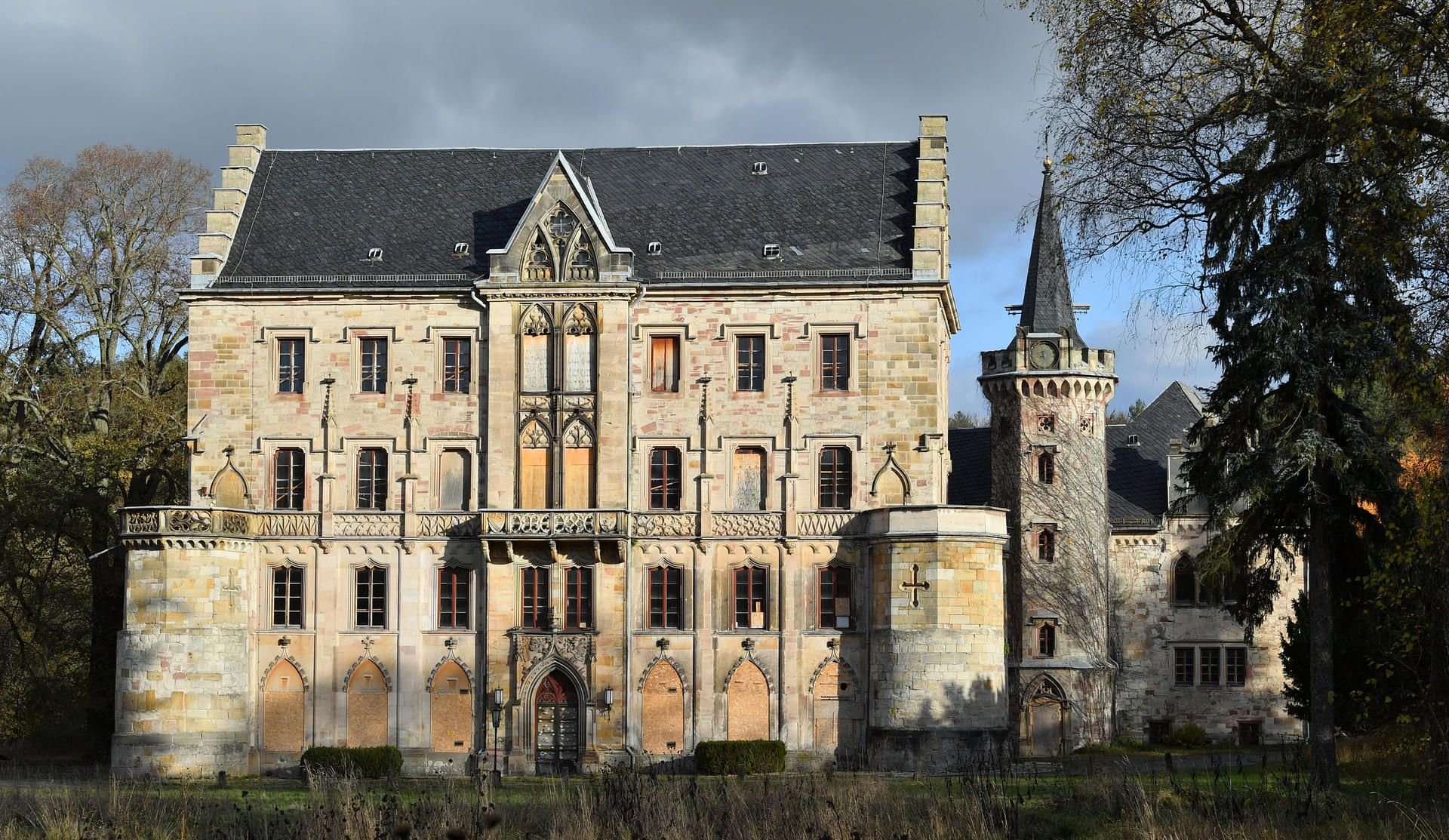 Thüringen hat Schloss Reinhardsbrunn enteignet um es vor dem Verfall zu retten.