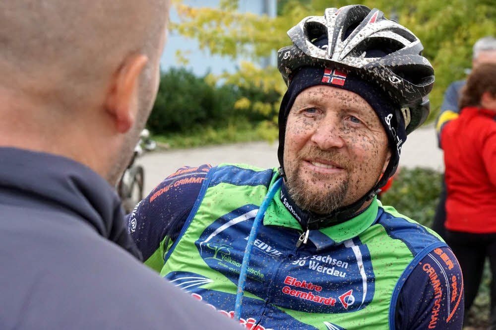 Er konnte sich über den siebenten Platz der Herren trotz seines schlammverkrusteten Gesicht freuen: Thomas Hartung vom SV Sachsen Werdau.