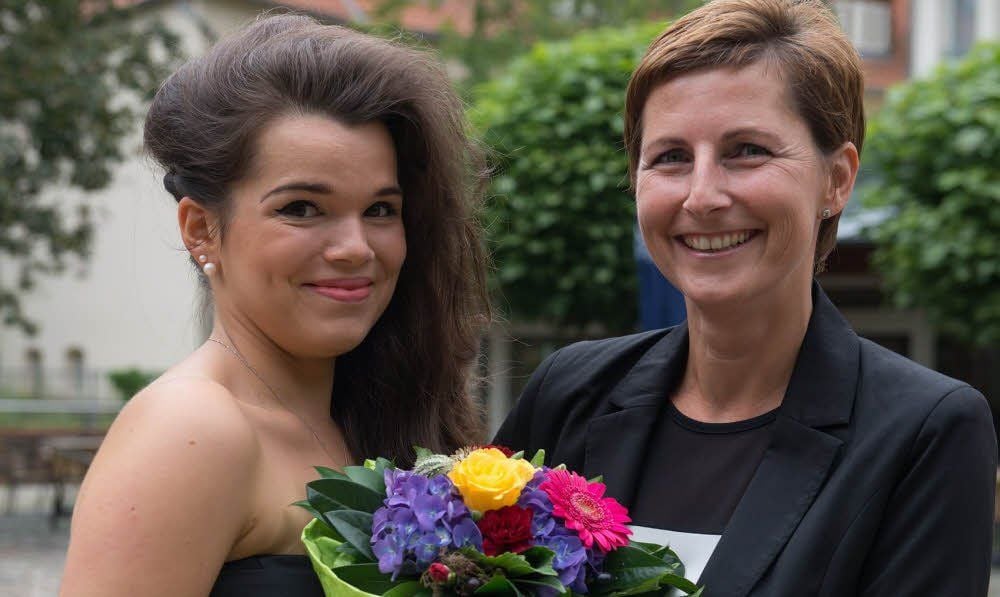 Nancy Nordmann schloss ihre Ausbildung im Harzklinikum mit lauter Einsen ab. Die Schulleiterin Kathleen Hirsch (re.) gratuliert ihr.