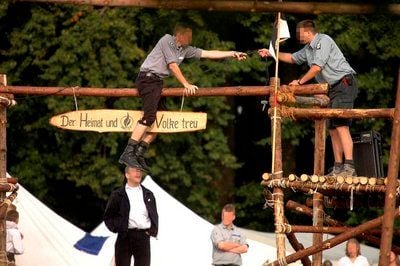 Zwei Männer errichten ein Zeltlager der Heimattreuen Deutschen Jugend (HDJ) bei Detmold (FOTO: DPA)