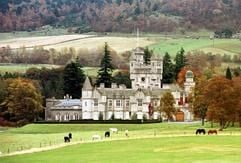 Da Bild zeigt Schloss Balmoral in Schottland, das Feriendomizil der Royals seit Königin Victoria, die von 1837 bis 1901 regierte. (Foto: dpa)