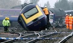 Mindestens 6 Tote und 150 Verletzte sind die Bilanzdes schwersten Zugunglücks in England seit zwei Jahren. Die Schuld trägt demnach der Fahrer eines Autos, das am Samstagabendauf einem beschrankten Bahnübergang westlich von London von dem Zugerfasst wurde. (Foto: dpa)
