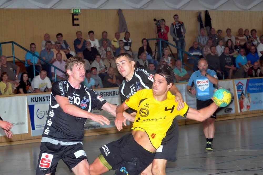 Wurfgewaltig: Gabor Pulay (am Ball) war mit elf Treffern Bernburgs erfolgreichster Torschütze.