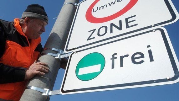 Es gibt zahlreiche Ausnahmen für Fahrzeuge, die Umweltzonen auch ohne gültige Plakette befahren dürfen.