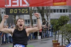 Andreas Niedrig (Max Riemelt) feiert seinen ersten Sieg im Ironman-Rennen (undatierte Filmszene). «Lauf um dein Leben» erzählt über den Triathleten Andreas Niedrig, der es vom Junkie zum Ironman schafft. (Foto: dpa)