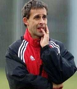In seiner japanischen Wahlheimat Yokohama fühlt sich Pierre Littbarski wohl, doch insgeheim liebäugelt er mit einer Rückkehr in die Fußball-Bundesliga. «Ein Angebot aus Deutschland ist immer reizvoll», sagte der 43 Jahre alte Trainer des Zweitligisten FC Yokohama, der als Spieler 1990 mit dem deutschen Nationalmannschaft Weltmeister wurde und 406 Bundesliga-Spiele für den 1. FC Köln bestritt. (Foto: dpa)