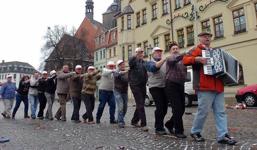 Die Polonaise der „Unsterblichen“ über den Marktplatz