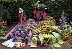 Kurz nach der Beisetzung der ermordeten achtjährigen Levke aus Altenwalde (Kreis Cuxhaven) am Montagnachmittag (6. September 2004) ist das Kindergrab auf dem Friedhof in Cuxhaven-Altenwalde von zahlreichen Blumen, Trauerkränzen und Kuscheltieren geschmückt. Die Schülerin war Anfang Mai 2004 von ihrem Wohnort spurlos verschwunden und erst vor zwei Wochen tot in einem Wald bei Attendorn (Nordrhein-Westfalen) gefunden worden. (Foto: dpa)