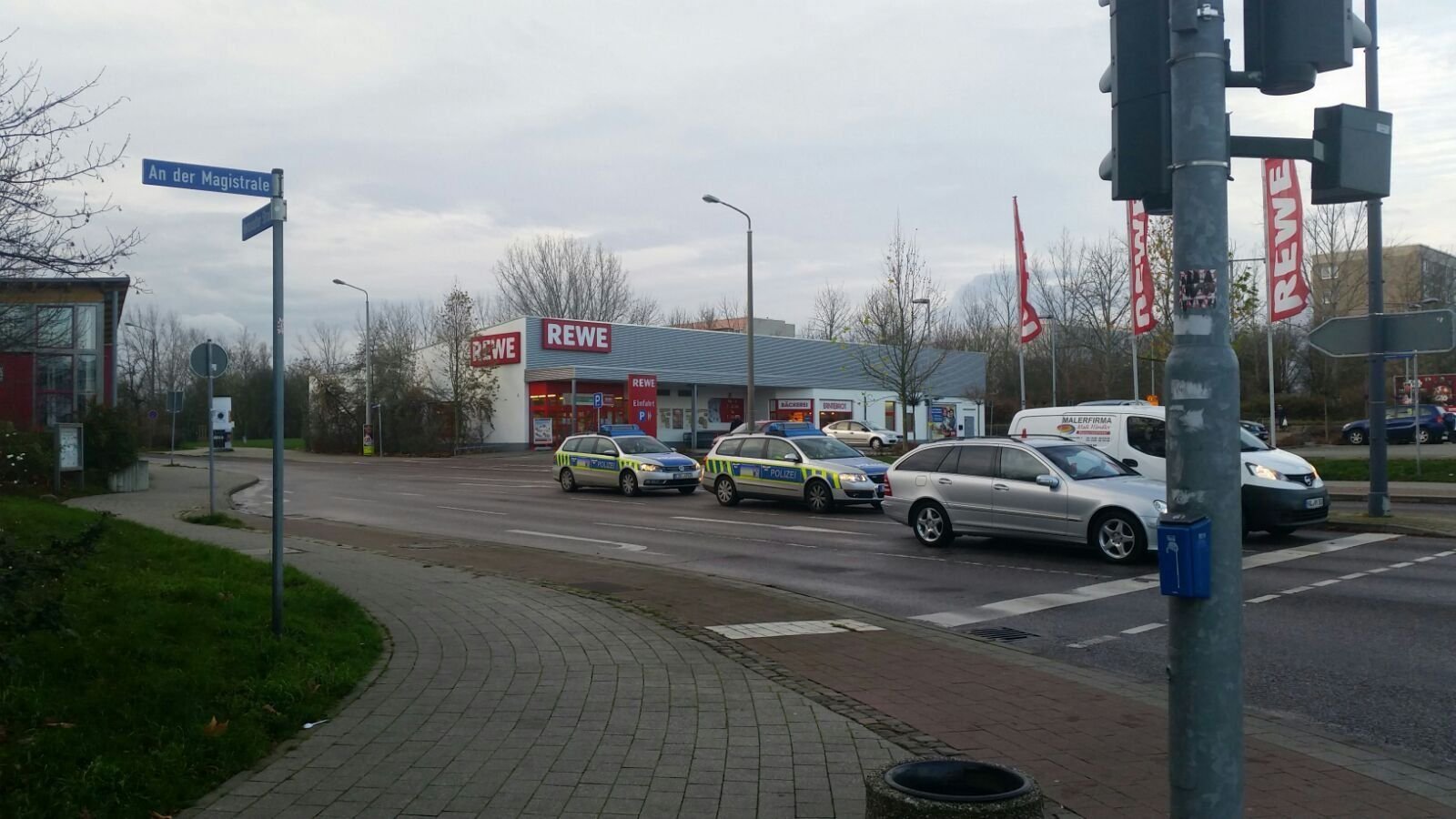 Polizeifahrzeuge in Halle-Neustadt