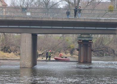 Die Dessauer Feuerwehr ist vor Ort. Der Hubschrauber fliegt über dem Suchgebiet.