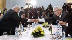 Palästinenserpräsident Mahmoud Abbas (r) und Israels Premierminister Ariel Scharon (Foto: dpa)