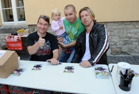 Das Comedy-Duo «Elsterglanz» aus dem Mansfelder Land war am Samstag Schirmherr einer Spendenaktion für den 31-jährigen Ronny F. aus Osterhausen. (FOTO: LUKASCHEK)