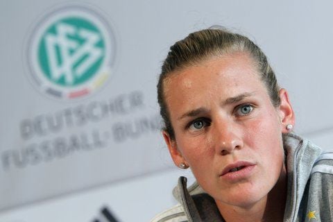 Simone Laudehr spricht auf einer Pressekonferenz. (FOTO: DPA)