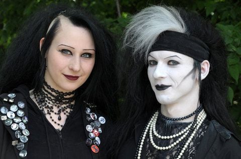 Zwei Anhänger der Wave-Gotik-Szene beim Wave-Gotik-Treffen in Leipzig. (FOTO: DPA)
