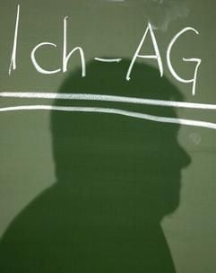 Der Schatten von Germanistik-Professor Horst Dieter Schlosser. (Foto: dpa)