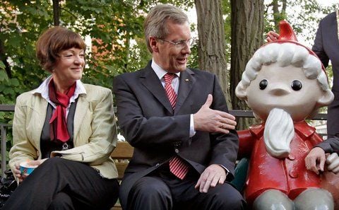 Bundespräsident Christian Wulff sitzt am 13. September 2010 in Erfurt mit der Bürgerin Monika Schulz neben einer Sandmann-Figur auf einer Bank in Erfurt. (FOTO: DPA)