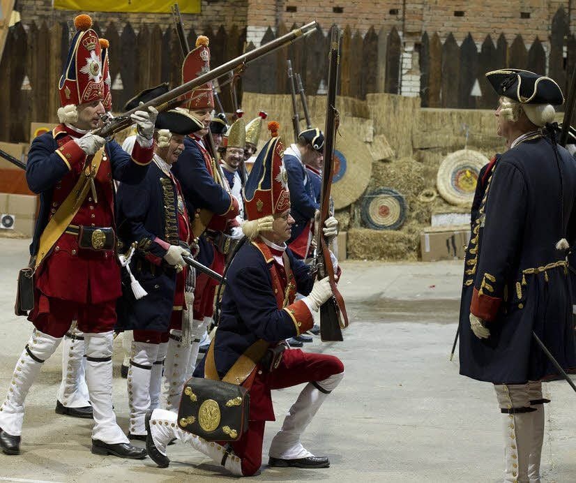 Soldaten des "Regimentes von Hülsen" und auch einige "Lange Kerls" übten in der alten Scheune des Klosters das Exerzieren. Dabei achtete Offizier Heinz A. Behrens genau auf die Ausführung seiner Befehle nach historischem Vorbild.